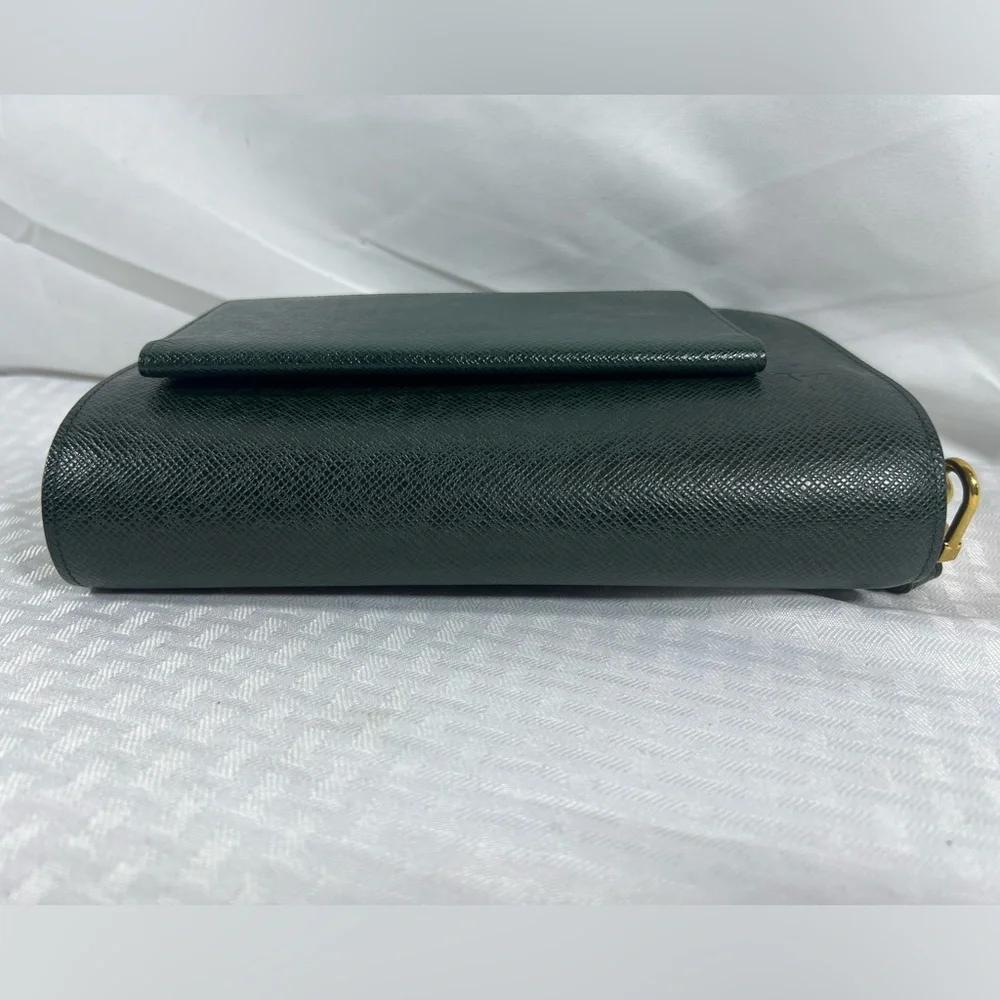 7006: Louis Vuitton Taiga Leather Wristlet & Checkbook Cover Set Green